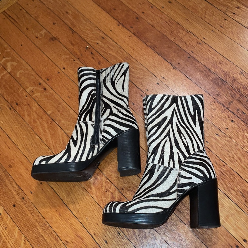 VINTAGE Steve Madden Platform Zebra Print Boots